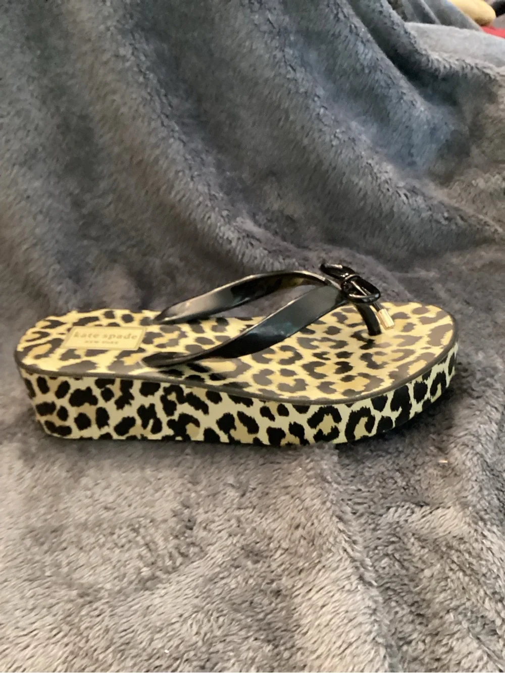 kate spade Leopard Print Platform Flip Flops with Bow Accent and Charm size 6